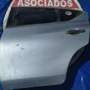 Nissan versa 2015 Puerta izquierda trasera