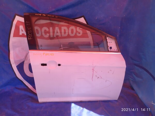 Ford Focus 2013 puerta derecha delantera