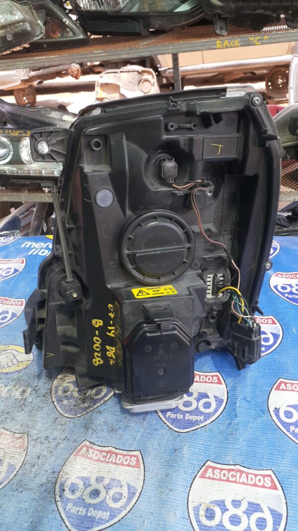 Escalade 2007-2014 foco derecho B-0028