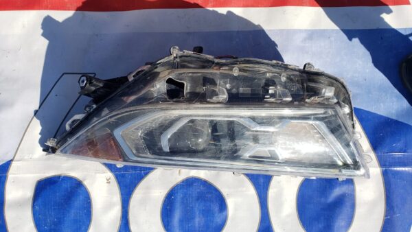 Rav4 2019-2020 foco izquierdo con detalle 02110 (Pared)