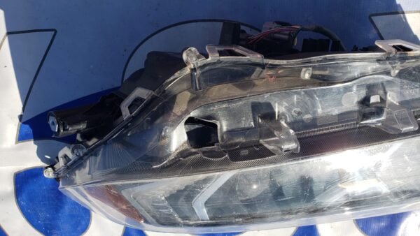 Rav4 2019-2020 foco izquierdo con detalle 02110 (Pared)