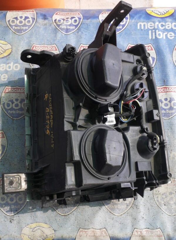 Silverado 14-15  B-2176 faro derecho