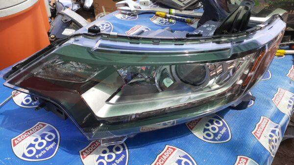 Outlander 2016-2018 foco izquierdo F-8301 (RACK B-1 BODEGA