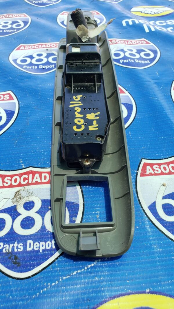 Corolla 2011-2014 control de vidrios M2006
