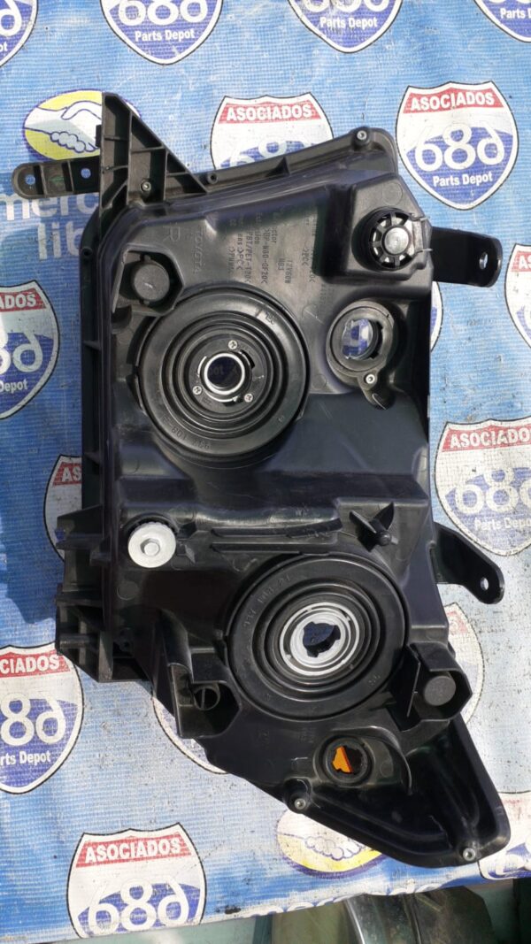 Tundra 07-13 B-3076 foco derecho RACK C-4 BODEGA