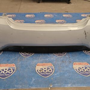 Versa 15-18 770099 defensa trasera bodega