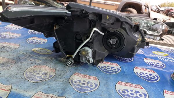 Prius 2014-2015 foco izquierdo B-0009 (Cerco)