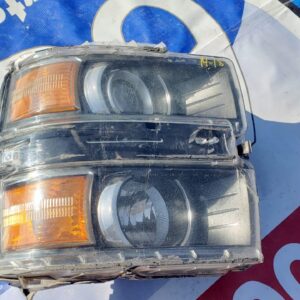 Chevrolet Silverado 2014-2018 foco (faro) derecho con detalles