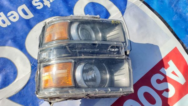 Chevrolet Silverado 2014-2018 foco (faro) derecho con detalles