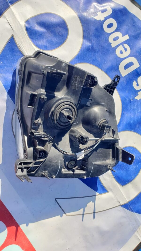 GMC Yukon 2007-2014 foco derecho F-0293 (Rack A-1)