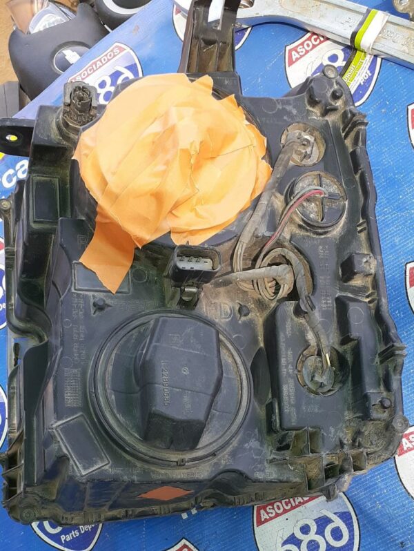 Chevrolet Silverado 2014-2018 foco (faro) derecho con detalles
