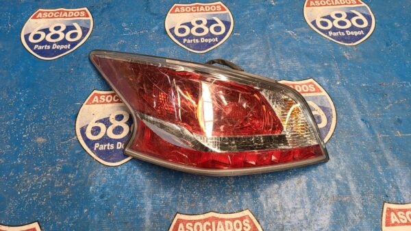 Mica izquierda Altima 13-15 B-8227 (bodega)