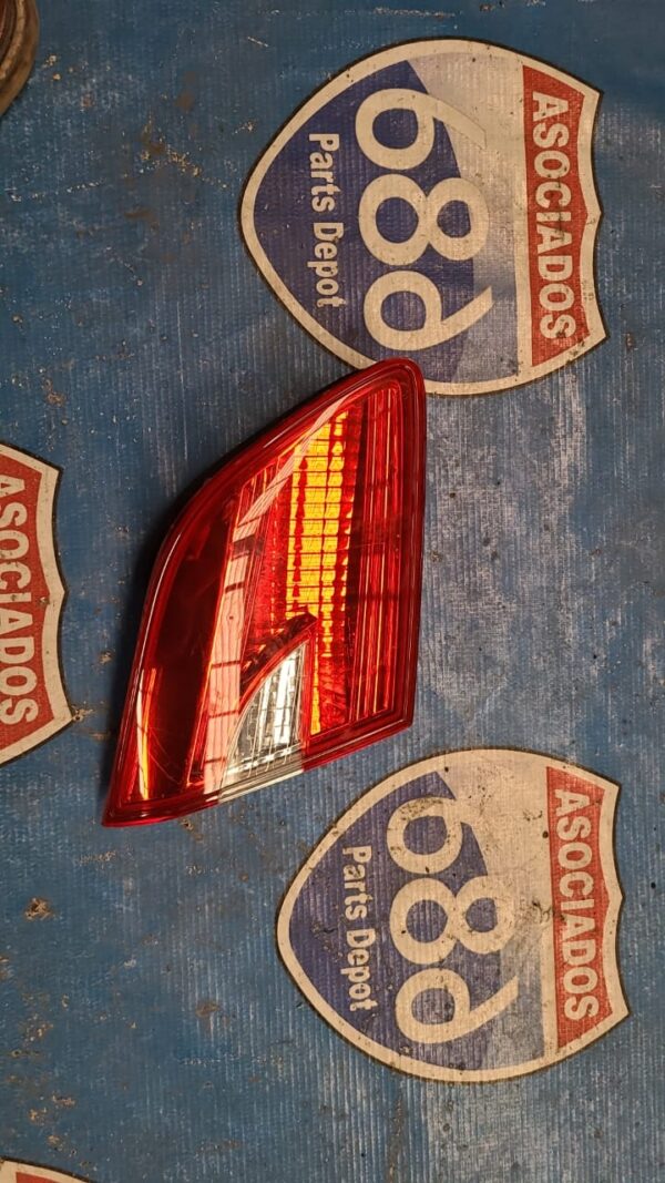 Mica de cajuela izquierda Sentra 16-19 019872 (bodega)