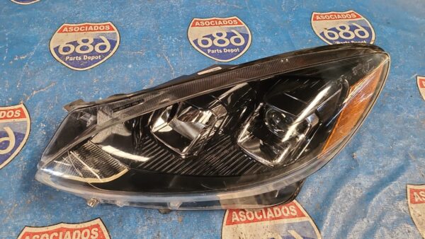 foco izquierdo Escape 20-21 B-8007 rack B2 (bodega)