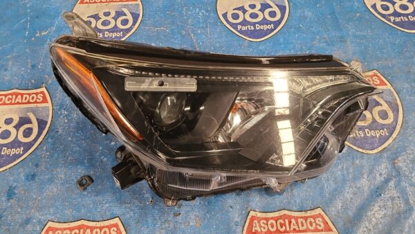 foco derecho Rav4 16-18 07001 rack A3 (bodega)