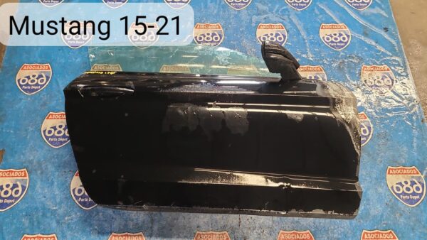 Puerta derecha con vidrio Mustang 2015-21 019551 (bodega)