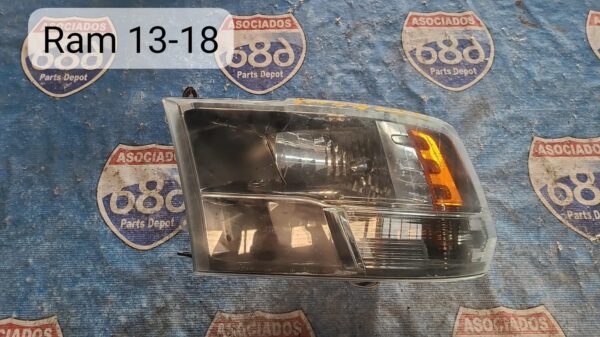 foco izquierdo Ram 2013-18 019538 rack D4 (bodega)