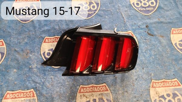 Mica derecha mustang con detalle 2015-17 019492 (bodega)