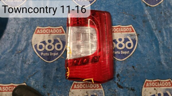 mica derecha town country 2011-16 019468 (bodega)