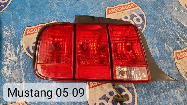 mica izquierda mustang 2005-09 019375 (bodega)