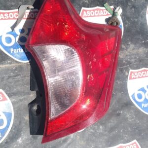 Nissan versa note 2015 mica (calavera) derecha