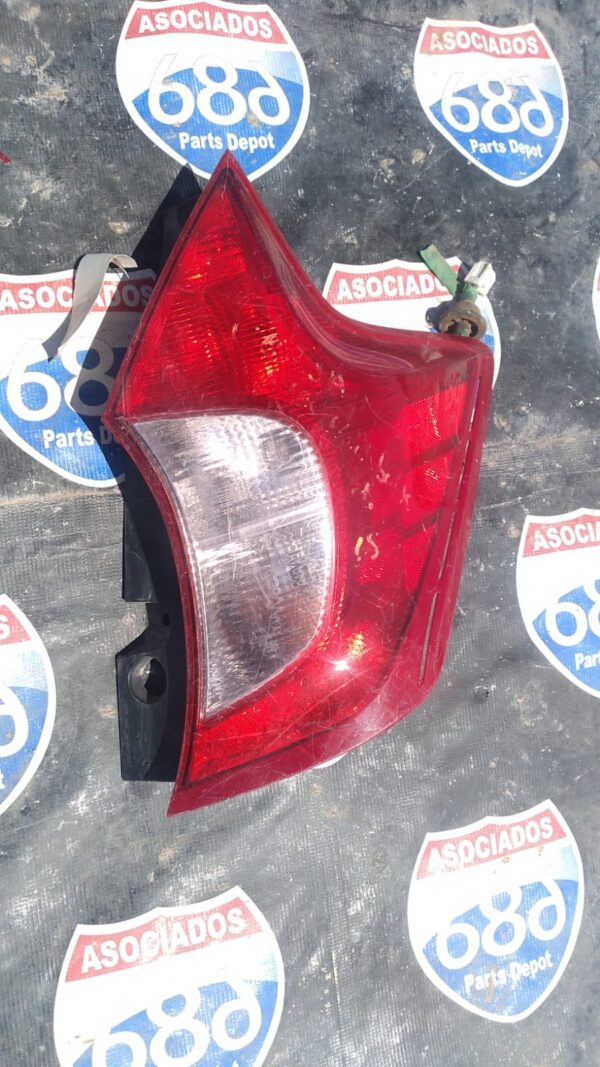 Nissan versa note 2015 mica (calavera) derecha