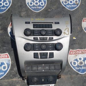 Ford Focus 2011 visel de estereo y controles centrales