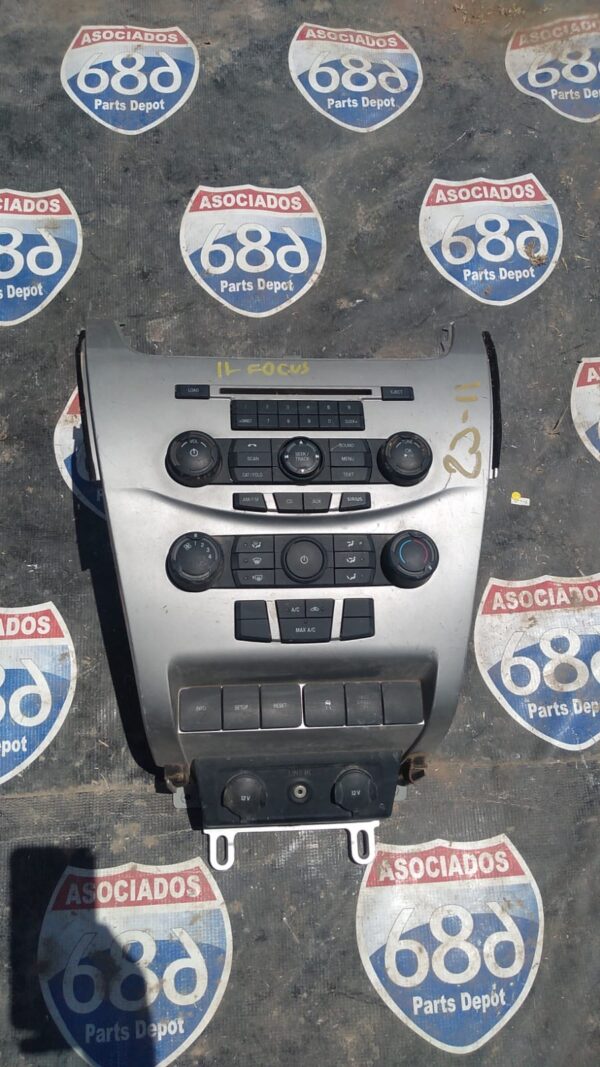 Ford Focus 2011 visel de estereo y controles centrales