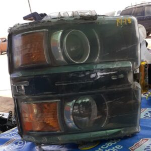 Chevrolet Silverado 2014-2018 foco (faro) derecho con detalles