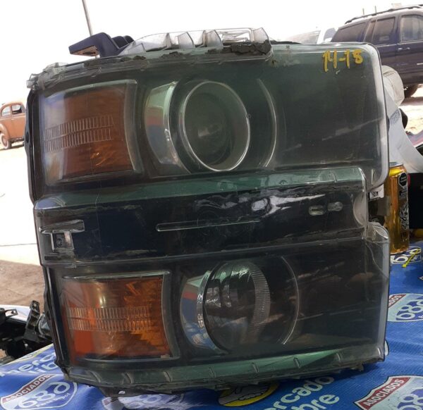 Chevrolet Silverado 2014-2018 foco (faro) derecho con detalles