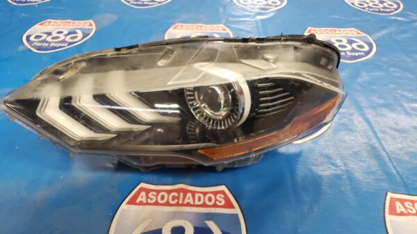 Mustang 18-21 L 002111 foco izquierdo bodega