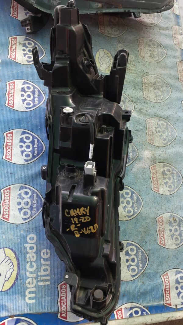 Camry 19-20 B-4620 Foco derecho (Rack C-3 BODEGA
