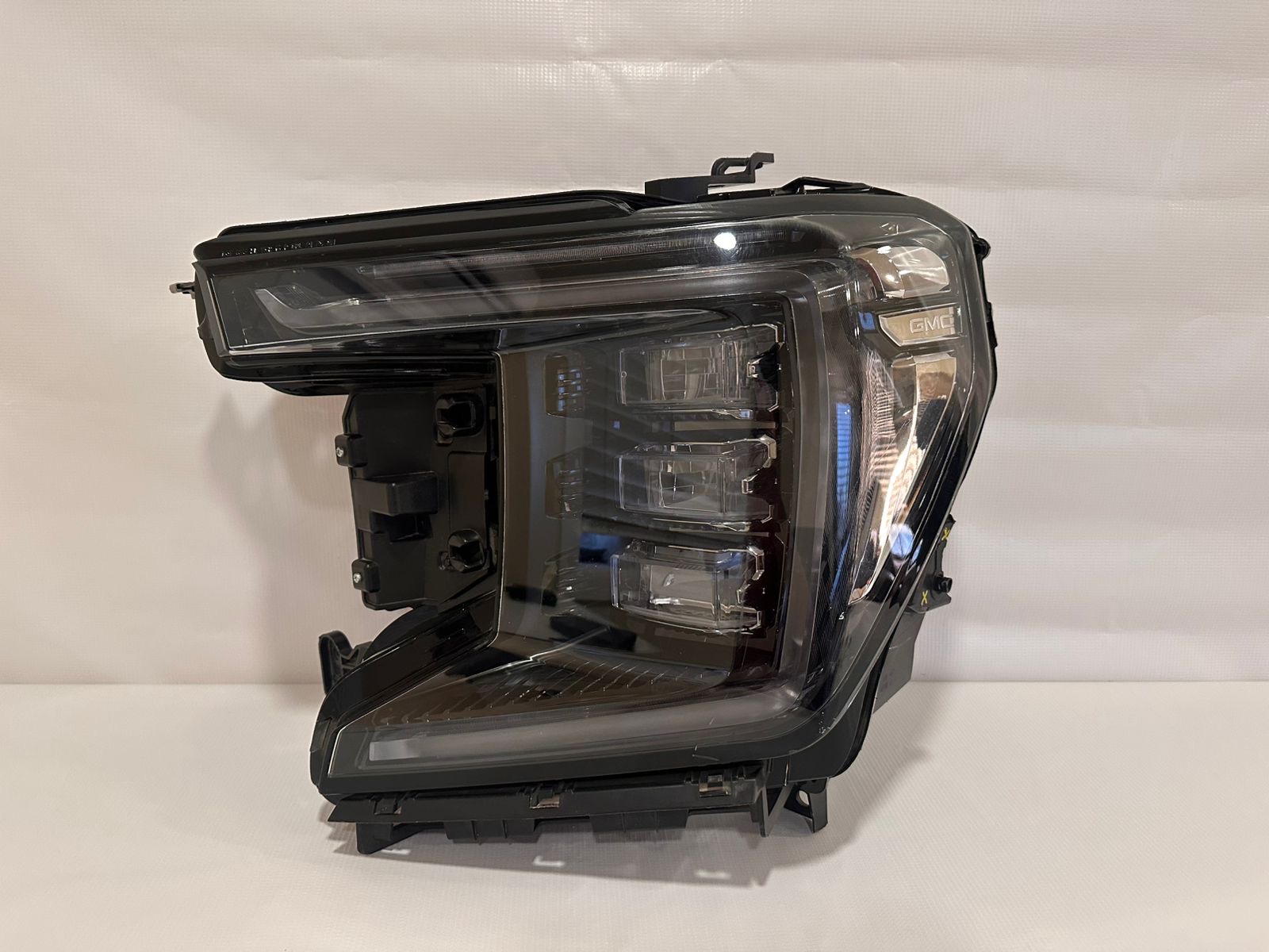 Foco izquierdo Yukon 2021 2022 F 05