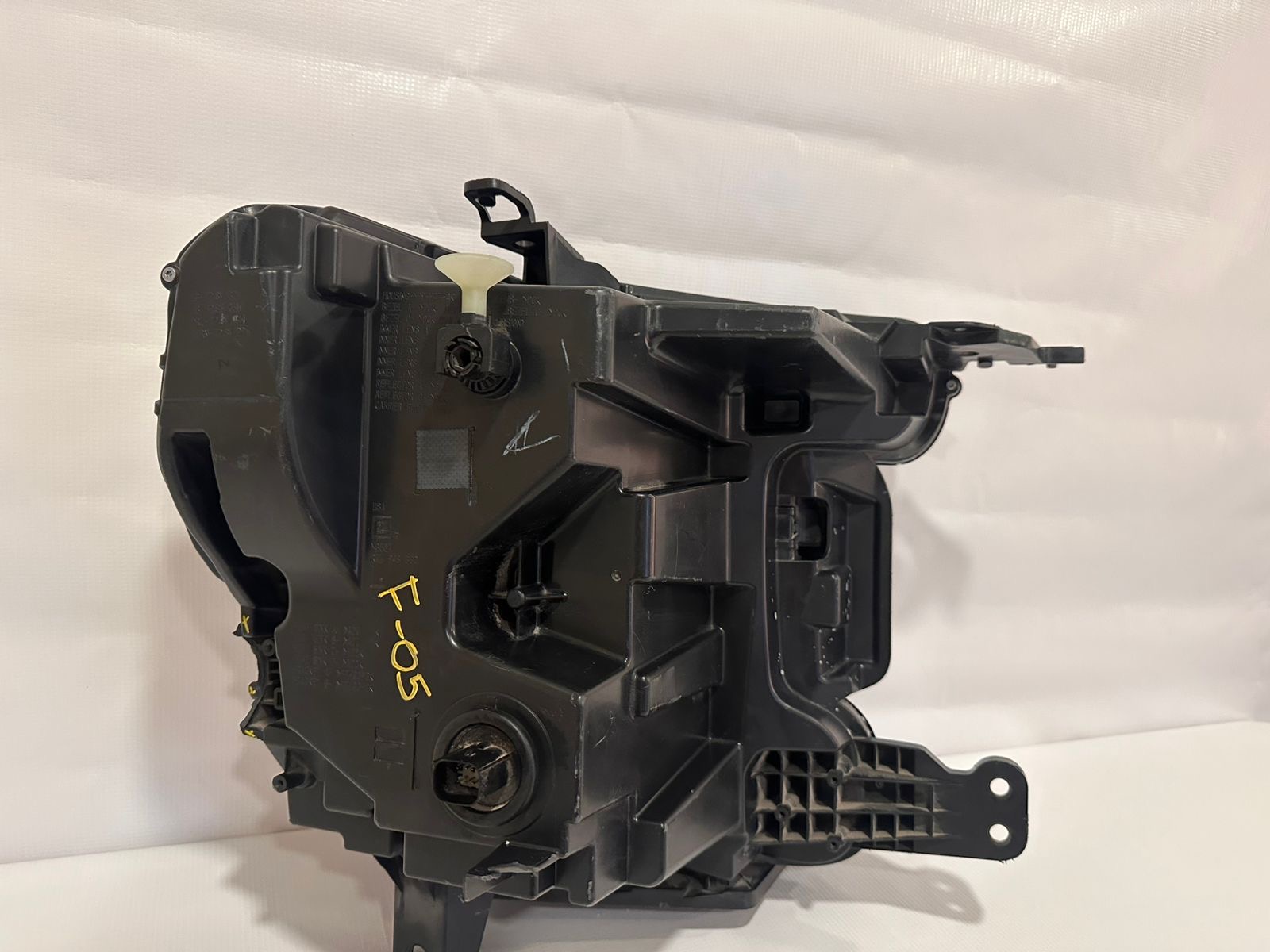 Foco izquierdo Yukon 2021 2022 F 05